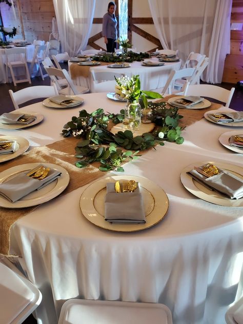 Banquet Round Table Decorations, Prom Dinner At Home Ideas Table Settings, Formal Dinner Decor, Round Table Decor Party, Dam Hoi, Dinner Centerpieces, Round Table Decor, Quinceanera Planning, Simple Wedding Centerpieces