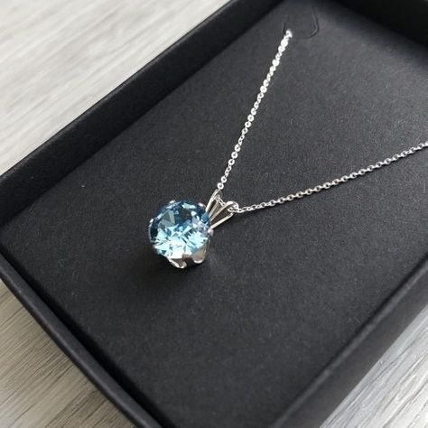 Silver Blue Necklace, Swarovski Necklace Crystal, Classy Jewlery, Aquamarine Jewelry Necklace, Kalung Aesthetic, Jewellery Organization, Blue Crystal Necklace, Swarovski Pendant, Expensive Jewelry Luxury