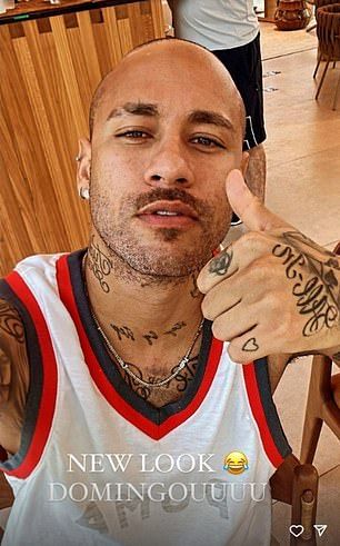 Neymar gave a thumbs up to his new look Neymar Latest, Bald Look, Acl Tear, Premier League Football, Wayne Rooney, Soccer Goal, كريستيانو رونالدو, Knee Injury, New Haircuts