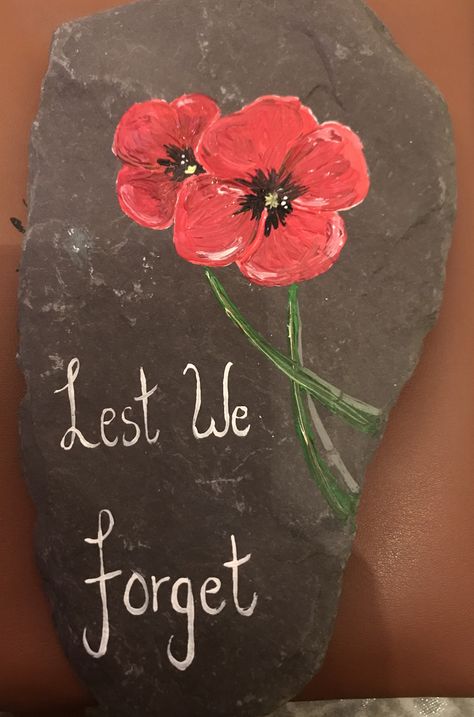 Poppy Rock Painting Lest we forget Poppy Painted Stones, Remembrance Rock Painting, Poppy Rock Painting, Poppy Painting Easy, Slate Painting Ideas, Clay Poppies, Slate Decor, Painted Rocks Ideas, Slate Painting