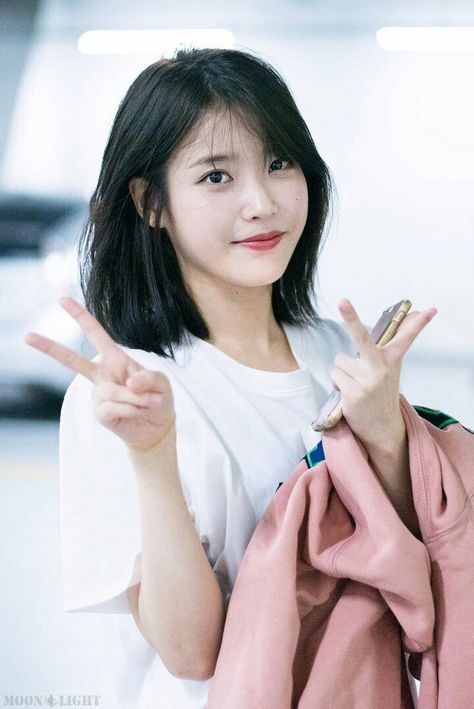 Iu Short Hair, Boho Wedding Hair Accessories, Middle Hair, Lee Ji Eun, Triangle Hair, Iu Hair, Tomboy Hairstyles, Shot Hair Styles, Haircuts Straight Hair