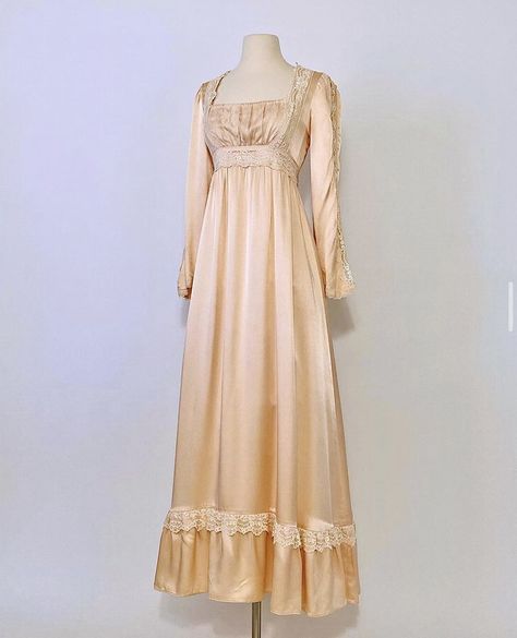 Light Pink Medieval Dress, Fantasy Maiden Dress, 1800s Sleepwear, Historical Nightgowns, 1800s Dresses Casual, Regency Nightgown, 1810s Dress, 1800s Dresses, Gaun Abad Pertengahan