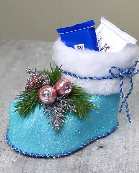 Diy Candy Ornaments Christmas, Xmas Stockings Ideas, Christmas Shoes Diy, Flip Flop Craft, Christmas Fair Ideas, Diy Christmas Candy, Christmas Treats Holders, Diy Santa, Christmas Boots