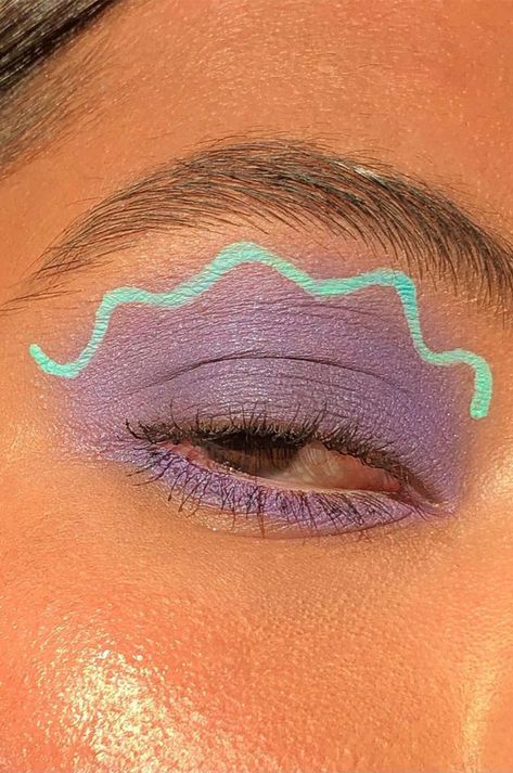 Wavy Eyeliner, Wave Eyeliner, Mint Eyeliner, Glam Eye Makeup Looks, Soft Glam Eye Makeup, Lavender Eyeshadow, Latest Eye Makeup, Eye Makeup Trends, Creative Eyeshadow