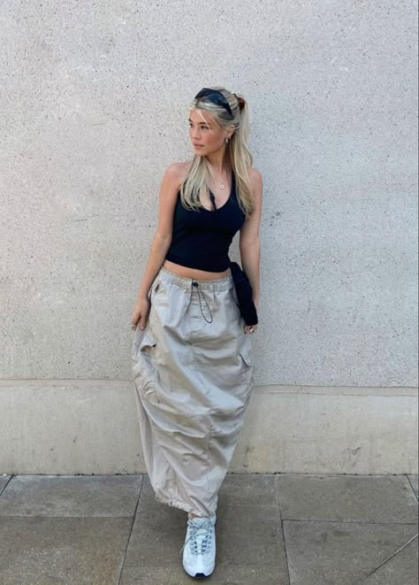 Maxi Skirt Sneakers, Cargo Outfits, Skirt Sneakers, Cargo Skirt Outfit, Skirt Outfits Aesthetic, Beige Cargo, Casual Party Outfit, Maxi Skirt Outfits, Fits Inspo