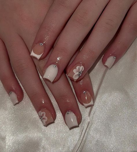 simple coho set🤍 - - - #nails #acrylic #acrylicnails #prettynails #nailtech #nailsofinstagram #explore #nailinspo #615nails… | Instagram Engagement Short Nails, Short Acrylic Nails With Acrylic Flower, Trendy Nails Ideas Square, Simple White Nail Designs Square, Short Square Cute Nails, Cute Back Too School Nails, Short Nails Not Acrylic, Nails For Tenerife, Summer Nails Short French Tip