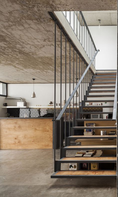 Office + House Luna | Hitzig Militello arquitectos Office House, Escalier Design, Wood Railing, Steel Stairs, Metal Stairs, Stair Handrail, Lan Can, Modern Stairs, Interior Stairs