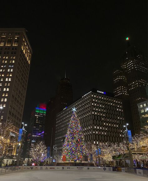 Downtown Detroit At Night, Christmas In Michigan, Downtown Detroit Aesthetic, Detroit Michigan Aesthetic, Detroit At Night, Christmas Michigan, Detroit Aesthetic, Detroit Christmas, Detroit Winter