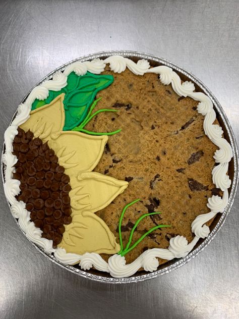 Sunflower Cookie Cake, Easy Cookie Cake Decorating Ideas, Cute Cookie Cake Designs Birthday, Back To School Cakes, Summer Cookie Cake Designs, Fall Cookie Cake Designs, Simple Cookie Cake Designs, Fall Cookie Cake, Cookie Cakes Decorated