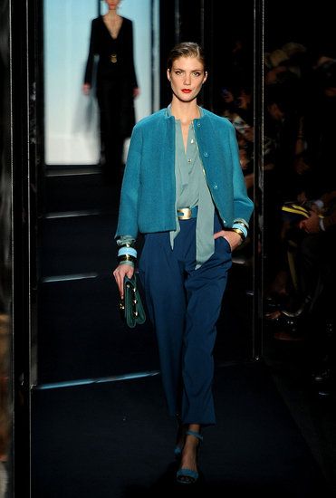 Coodenação de cores/Contraste médio - maybe not the boxy jacket. but everything else? Navy Pants Outfit, Mix And Match Wardrobe, Blue Pants Outfit, Turquoise Pants, Turquoise Clothes, Teal Outfits, Teal Pants, Teal Fashion, Teal Blazer