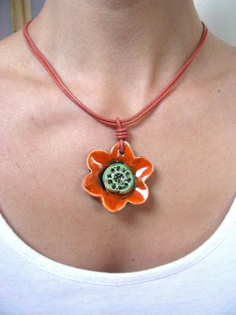 Ceramic Flower Necklace, Ceramic Bead Jewelry Necklaces, Clay Necklace Ideas, Clay Necklace Pendant, Necklace Ceramic, Handmade Ceramic Jewelry, Pottery Jewelry, Jewelry Clay, Ceramic Jewellery