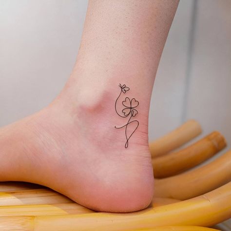 25 Feminine Clover Tattoo Ideas For Luck And Charm Small Four Leaf Clover Tattoo, Clover Tattoo Ideas, Shamrock Tattoo, Leaf Clover Tattoo, Lucky Tattoo, Four Leaf Clover Tattoo, Luck Tattoo, Clover Tattoo, Shamrock Tattoos