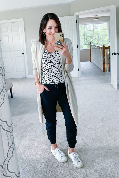 I've had a lot of requests for styling options for joggers, now that so many of us are schooling and working from home. I've rounded up over 10 outfits featuring the Zella Live-In Joggers, but of course you can swap them out for your favorite pair. How To Dress Up Joggers, Dressing Up Joggers Outfits, Clinical Outfits, Joggers For Work, What To Wear With Joggers, Jogger Outfit Casual, Womens Joggers Outfit, Black Joggers Outfit, Jogger Outfits