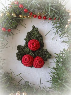 Little Treasures: Crochet Mistletoe and Holly - free pattern Crochet Mistletoe, Holly Pattern, Crocheted Christmas, Crochet Xmas, Patterns For Crochet, Form Crochet, Crochet Snowflakes, Crochet Ornaments, Holiday Crochet