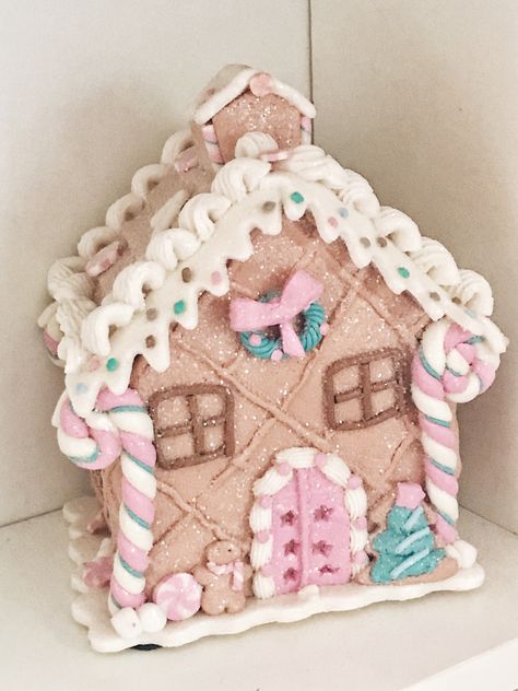 Girly Christmas Activities, Pink Gingerbread House Aesthetic, Pink Christmas Gingerbread House, Pinkmas Diy, Kawaii Gingerbread House, Coquette Gingerbread House, Pastel Gingerbread Christmas Decor, Christmas Aestethic, Girly Christmas Aesthetic