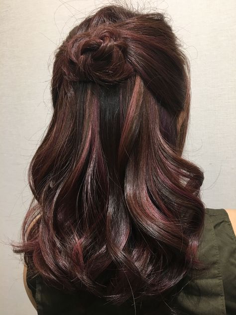 Rose Gold Hair Color Brown Hair With Lowlights, Gold Highlight, Rose Gold Highlights, Rambut Brunette, Gold Hair Colors, Hair Color Rose Gold, Red Highlights, Dark Brown Hair Color, Winter Hair Color