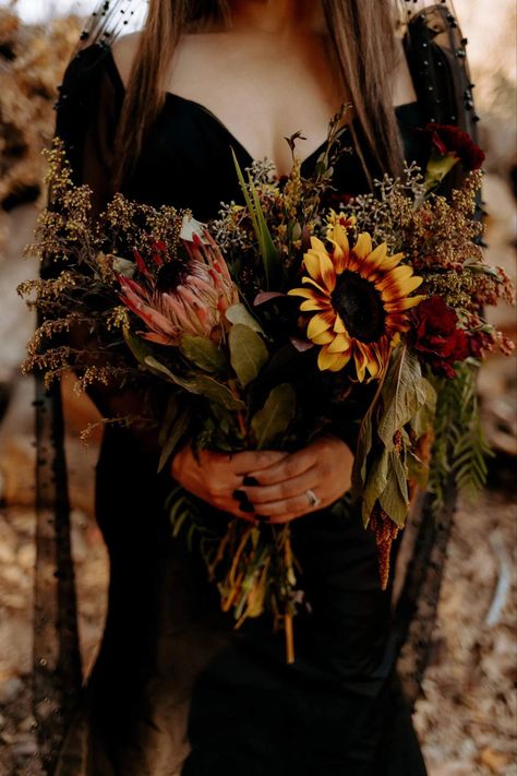 Gothic Sunflower, Black Tie Theme, Elegant Editorial, Autumn Florals, Elegant Goth, Outdoor Backdrops, Sunflower Wedding Bouquet, Sunflower Bouquet, Perfect Dark