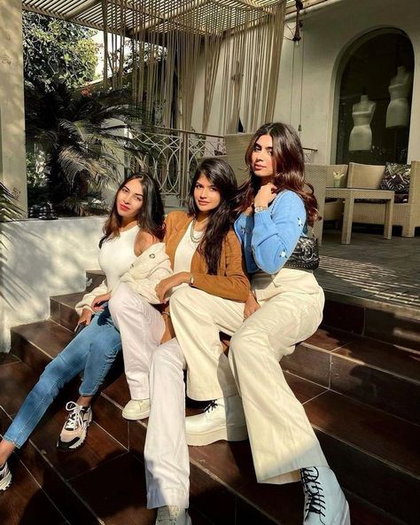 Stylish Jeans Top, Hangout Outfit, Khushi Kapoor, Teen Fashion Trends, Sisters Photoshoot Poses, Classy Summer Outfits, Friend Pictures Poses, Best Friend Poses, Bff Photoshoot Poses