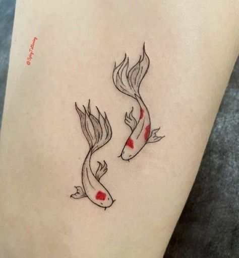 Small Fish Tattoos, Koi Fish Tattoos, Wörter Tattoos, Koi Tattoo, Petite Tattoos, Koi Fish Tattoo, Getting A Tattoo, Red Ink Tattoos, Geniale Tattoos