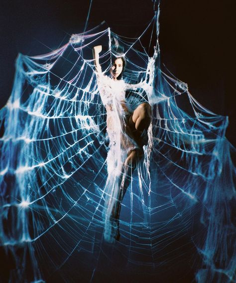 Spider Web Photoshoot, Spider Photoshoot, Photo Concepts Ideas, Avant Garde Photoshoot, Shadow Photoshoot, Halloween Editorial, Spider Fashion, Photo Concept, Dramatic Photos