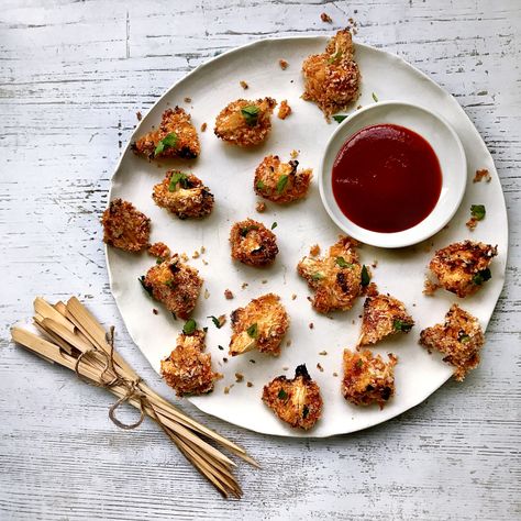 My bang bang cauliflower bites make the perfect easy canapé this Christmas for your vegan guests. So whip up a batch of these easy little crowd pleasers this festive season. Vegetarian Cauliflower Canape, Asian Canapes Ideas, Veggie Canapes, Asian Canapes, Xmas Canapes, Christmas Canapés, Canape Ideas, Degree Party, Vegetarian Canapes