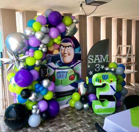 Morado 
Verde 
Buzz lightyear 
Globos 
Decoración 
3 años 
Plateado Lightyear Party, Buzz Lightyear Party, Parties Ideas, Fourth Birthday, Toy Story Birthday, Light Year, Buzz Lightyear, 5th Birthday, 4th Birthday