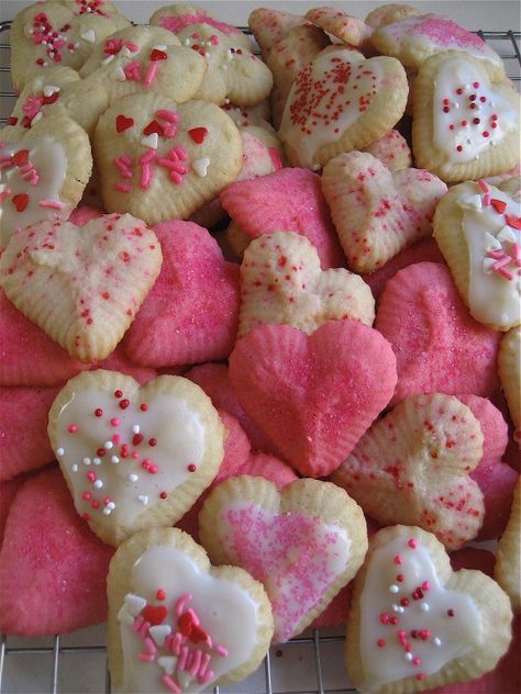 #Spritz #cookies are for #valentines day, too! Valentine Cookie Recipes, Valentines Day Cookie Recipe, Valentine Goodies, Valentines Recipes Desserts, Valentine Cookie, Cookies Wedding, Healthy Valentines, Cutout Cookies, Pink Cookies