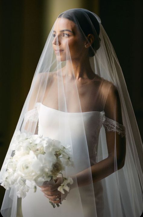 Bride Veil Photoshoot, Wedding Day Shoot, Bride First Look With Groom, Wedding Pictures Light And Airy, Veil Wedding Photography, Formal Wedding Photography, Bride Inspo Wedding Photos, Photo Shoot Wedding Ideas, Wedding Poses Bride Only