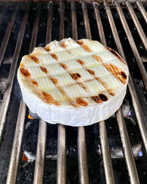 Grilled Brie, Shrimp On The Barbie, Creamy Cheese, Summer Entertaining, Yummy Appetizers, Kitchen Recipes, Balsamic Vinegar, Outdoor Cooking, Grilling Recipes