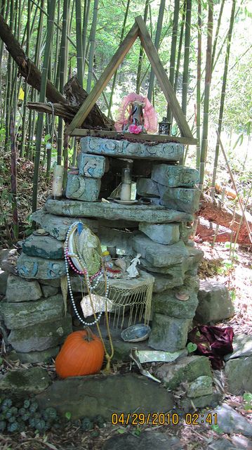 http://www.flickr.com/photos/randywicker/4610145172/ Witchy Garden Ideas, Outdoor Altar, Pagan Alter, Outdoor Witch, Witches Garden, Sacred Space Altar, Witchy Garden, Altar Ideas, Tattoo Plant