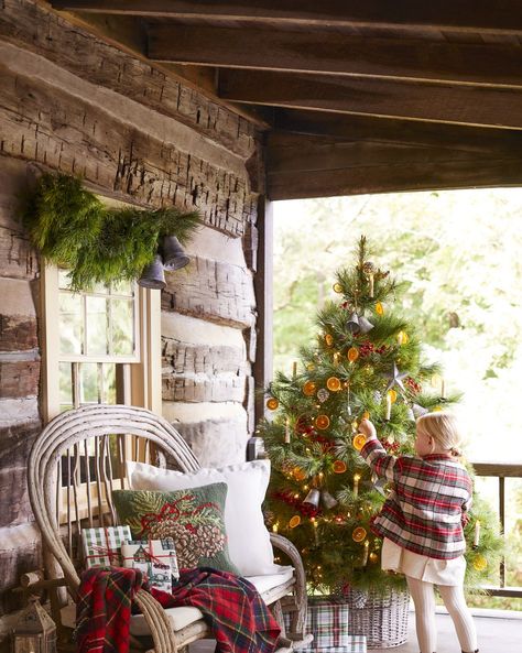 Christmas Tree Game, Best Christmas Tree Decorations, Log Cabin Christmas, Country Christmas Trees, Traditional Holiday Decor, Cabin Christmas, Farmhouse Christmas Tree, Christmas Porch Decor, Cool Christmas Trees