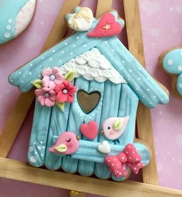 Gingerbread House Polymer Clay, Biscuit Ideas, Art Coquillage, Clay Magnets, Clay Wall Art, Tanah Liat, Polymer Clay Christmas, Clay Crafts Air Dry, Soyut Sanat Tabloları