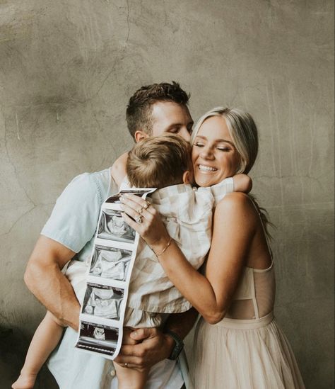 Casual Baby Announcement Photo Ideas, Baby Announcement 2nd Child, Gender Reveal With Toddler, Baby Announcement Photoshoot With Kids, Pregnancy Announcement With Kids, Subtle Pregnancy Announcement, Second Baby Pregnancy Announcement, Sibling Baby Announcement, Baby Number 2 Announcement