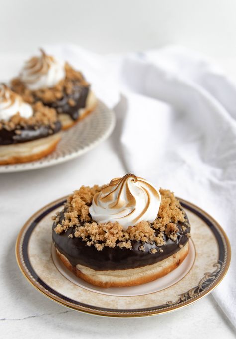 S'Mores Doughnuts with Chocolate Glaze S’mores Doughnut, Fancy Donut Recipes, Doughnut Ideas, Donut Photography, Chocolate Doughnut, Fancy Donuts, Donuts Gourmet, Donut Flavors, Donut Toppings