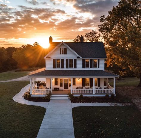 Southern Colonial Homes, House With Wrap Around Porch, Southern Colonial, Luxury Beach House, American Houses, Modern Farmhouse Plans, House Roof, Dream House Interior, Farmhouse Style House