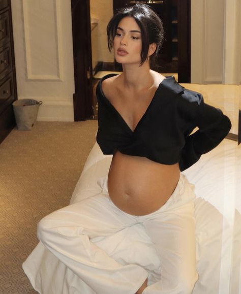 Lia Volkov, Prego Outfits, Make Passive Income Online, Pregnancy Belly Photos, Pregnancy Goals, Pretty Pregnant, Pregnant Celebrities, Stay At Home Moms, Single Moms