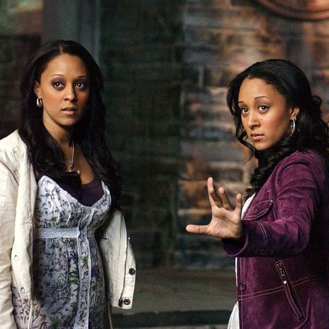 Twitches Movie Aesthetic, Fictional Witches, Twitches Movie, 2000s Things, Early 2000s Movies, Tia And Tamera Mowry, Spooky Autumn, Halloween Party Photo, Disney Channel Movies