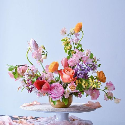 Colorful Flowers Arrangements, Colorful Bridal Bouquet, Color Me Happy, Orange Wedding Flowers, Floral Creations, Fancy Flowers, Spring Floral Arrangements, Spring Centerpiece, Floral Aesthetic