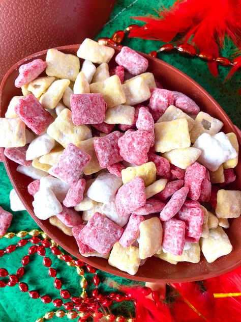 Root for your favorite NFL team with this Kansas City Chiefs Puppy Chow! Rice chex mix is covered with red, yellow, and white candy melts and powdered sugar for a game time dessert and appetizer recipe. Great for football parties and the Super Bowl. #gameday #kansascitychiefs Chiefs Puppy Chow, Gluten Free Football Snacks, San Francisco 49ers Cake, Sweet Chex Mix, Sweet Chex, Nfl Funny, 49ers Super Bowl, Nfl Saints, Puppy Chow Recipes