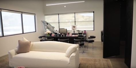 Kylie Jenner's Office Has a Champagne Vending Machine, and That's Really All You Need to Know Kris Jenner Office, Kylie Cosmetics Store, Kylie Jenner House, Business Office Design, Staff Lounge, Jenner House, Kyle Jenner, Office Tour, Glam Room