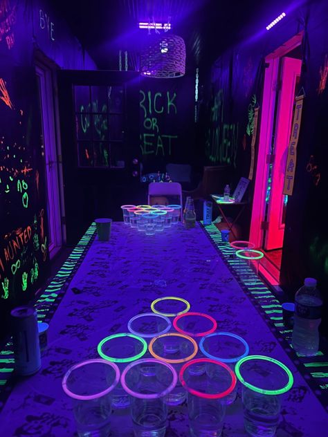 Beer Pong Halloween, Glow Birthday Party Ideas, Karneval Party, Glow Birthday Party, Glow Birthday, Anne Shirley, Beer Pong, Ice Hockey, Halloween Party