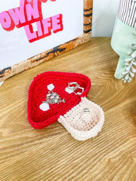 Crochet Trinket Tray Free Pattern, Crochet Trinket Dish Free Pattern, Crochet Ring Dish, Crochet Trinket Dish, Crochet Tray, Mushroom Trinket, Aluminium Jewellery, Mushroom Crochet, Diy Crochet Top