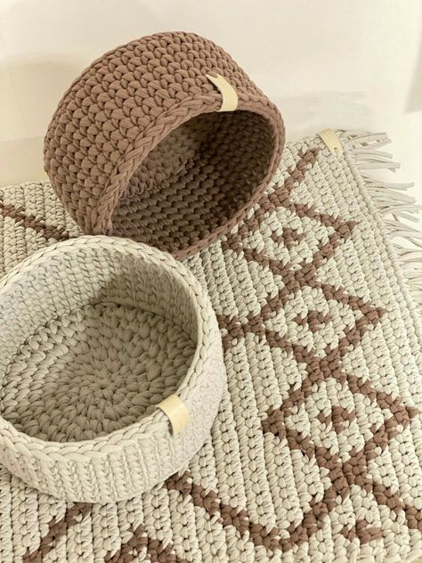 Joululahjat Diy, Knitted Basket, Knitted Ottoman, Crocheted Baskets, Crochet Storage Baskets, Crochet Storage, Basket Organizer, Knit Basket, Diy Projects For Beginners