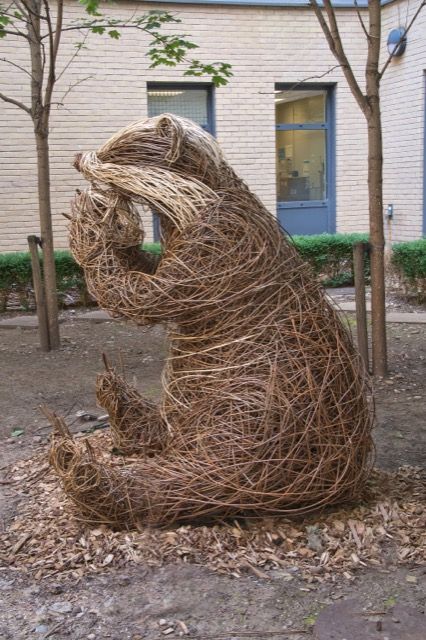 Wicker Animals, Willow Lanterns, Timber Art, Willow Sculptures, Twigs Decor, Willow Sculpture, Willow Art, Chicken Wire Sculpture, Scarecrows For Garden