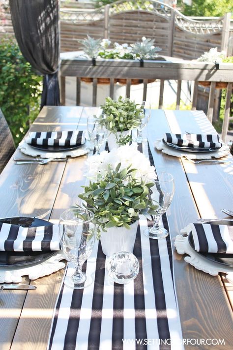 I love this table! Black and White Tablescape decor. www.settingforfour.com White Tablescape, Decoration Restaurant, Simple Centerpieces, 100 Dollar, Striped Table, Mesa Exterior, White Farmhouse, Black And White Decor, Salou