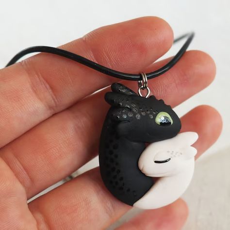 Toothless Necklace / Night Fury and Light Fury together Love - Inspire Uplift How To Train Your Dragon Gift Ideas, Toothless Necklace, Httyd Jewelry, Toothless And Light Fury, Toothless Dragon, Clay Keychain, Dragons Gift, Dragon Trainer, Night Fury