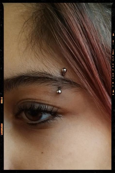 Eye Brown Piercing, Eyebrow Percinings, Types Of Eyebrow Piercings, Small Eyebrow Piercing, Cute Eyebrow Piercing, Piercings Eyebrow Girl, Eyebrow Piercing Aesthetic, Double Eyebrow Piercing, Eyebrows Piercing