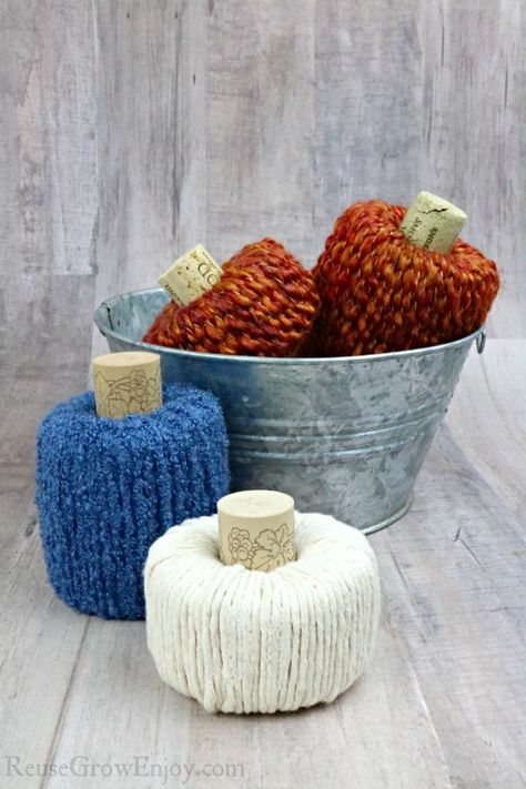 Don't toss that pool noodle in the trash when it is worn out. Here is a pool noodle craft for DIY decor pumpkins. These are so easy to make and turn out super cute! Pool Noodle Crafts Decor, Holiday Yarn Crafts, Pumpkin Crafts For Adults, Pool Noodle Craft, Diy Fall Home Decor, Noodle Crafts, Decoupage Pumpkins, Pool Noodle Crafts, Fall Crafting