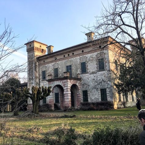 COTE DE TEXAS: BEFORE & AFTER: THE MOVIE HOUSE IN “CALL ME BY YOUR NAME” Cmbyn House, Call Me By Your Name House, Somewhere In Northern Italy 1983, Tuscany Villa, Classic Villa, Famous Houses, Italian House, Call Me By Your Name, Interior Design Sketches