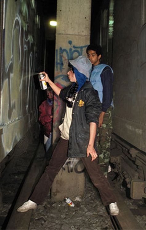 Lady pink painting with Skeme and Agent in the 3 Yard, Manhattan, in 1982. Photography by Martha Cooper New York City Graffiti, Martha Cooper, City Graffiti, Pink Graffiti, Ny Subway, Graffiti Girl, New York Graffiti, Underground Hip Hop, Arte Punk